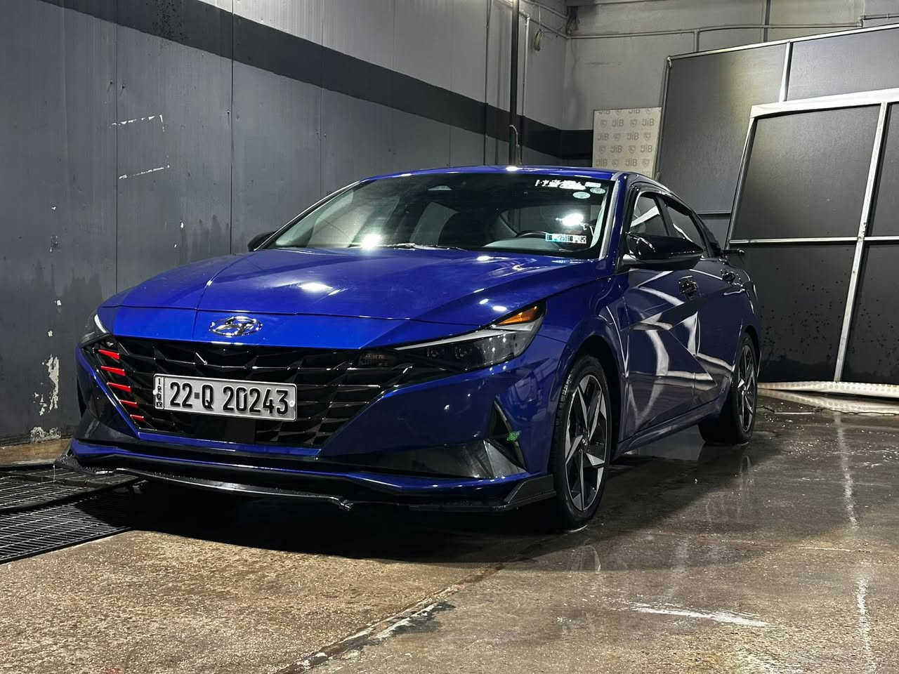 النترا هايبرد 2023 امريكي حادث بسيط ركن الجاملغ الخلفي بدون دواخل  وراجع بارد وركن الجنطه  هم بارد وكحلتهن 

السياره بسمي تحويل ثاني يوم 

فول موصفات

مواصفات لمتد limited

١-بصمة تشغيل ابواب وصندوك. (بصمة ابواب لمس)

٢-فتحة سقف ( سلايد روف )

٣-محرك 1.6

٤-كاميره  خلفية دوارة

٥-رادارات 360 درجة ( امامي جانبي خلفي ) تمنع التصادم الامامي والجانبي والخلفي

٦-التحذير عند فتح الباب

٧-تحكمات ستيرن 4 جهات

٨-دشبول شاشة 4 وضعيات للعدادات

٩- 3 وضعيات قيادة ( عادي سبورت ذكي )

١٠- مثبت سرعة ذكي ( التحذير عند مغادرة المسار )

‏١١-Auto Hold التوقف لفترات قصيرة

١٢-الهاند بريك بصمة

١٣-شاشة بلازمة حجم كبير لمس تدعم نظام الابل كار بلي والاندرويد اوتو بدون كيبل يربط التلفون واير ليس و GPS

١٤-شحن واير ليس

١٥-ويل كب ١٧ مميز

١٦-نظام الصوت Bose عدد السماعات 8

١٧-تشغيل عن بعُد

١٨-اشاير بال مري

١٩-اضواء ترحيب عند الاقتراب

٢٠-لايت لد 3عدسات وسكنات لد

٢١-كشنات جلد السايق كهرباء

٢٢-نقطة عمياء

٢٣-تدفئة/ تبريد بالكشنات

٢٤- لد متغير الالوان 12 لون على طول الدشبول

٢٥- كير اوتماتيك و S عادي

٢٦-تحديد مسار وقيادة ذاتية  ورادار امامي

٢٧- مانع انزلاق 
***********
للاتصال
سعر 165 مجال بسيط 

عنوان شارع فلسطين
