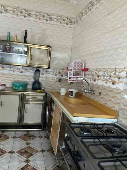 بيت للبيع مساحة 216 حي الحكيم نزله ماركت علي الامير فرعي بنهايه الصب الجديد غرفتين وهول ومطبخ واستقبال حمام داخلي تواليت خارجي للبيع السعر 28 مليون وبي مجال قليل
***********
***********
