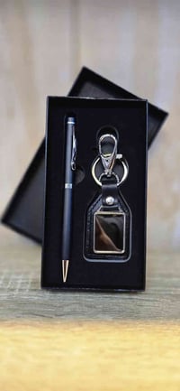 سيت قلم + مداليه حفر مع علبه مميزه   السعر ب 3 الف  10 قطع ب 25 الف  5...