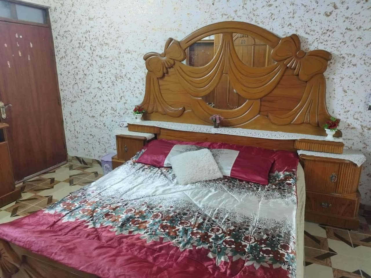 السلام عليكم عندي غرفه اخشاب صاج عراقي أصلي أريد ابيعها مليون ونص بيها مجال  ***********
