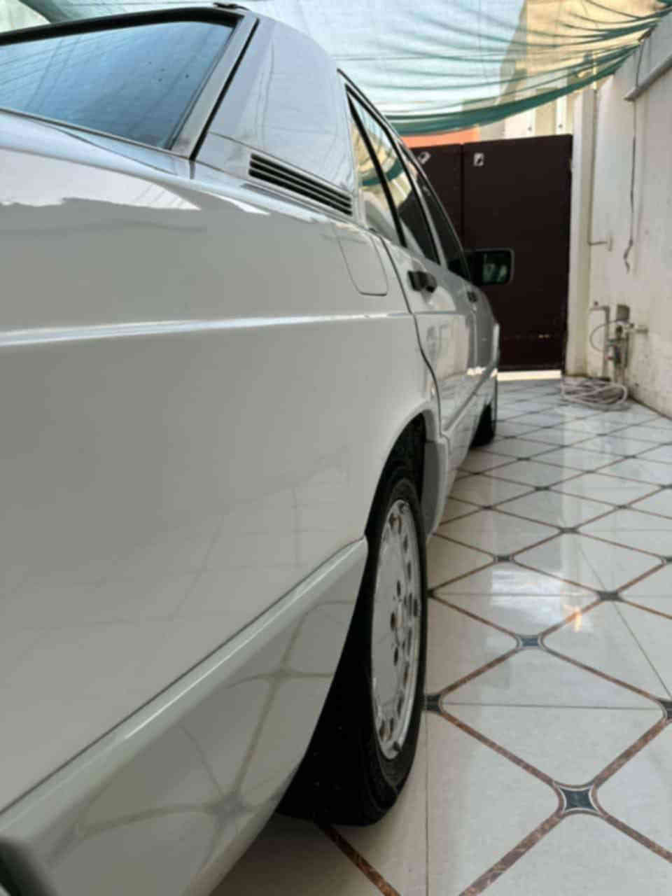 السلام عليكم 
للبيع مرسيدس طيارين 190E موديل 1991 وارد يابان لون ابيض فول مواصفات جام كهرباء ايرباك ستيرن دوسات نيكل غرفه السياره جدا نضيفه وبلاديه محرك وكير ونجي تحوير مضبوط تبريد ثلج سبير شركه عده اسعافات رقم اربيل 
السياره سيرفس كامل وكلشي بيها شغال وجديد 
السعر 63  $
للاستفسار ***********
