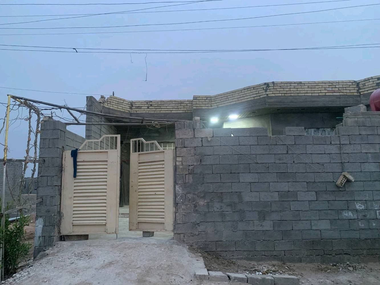 للبيع أو مراوس  بيت 200متر  بناء كامل قرفتين صاله مطبخ استقبال منوريين  +حمام طرمه مساحه جبيره  بياض لبخ  كامل جنس العقار طابو زراعي مكان البيت النعيميه قرب محطه الجوهره قرب أسواق النخيل  الاستفسار عله الأرقام التالية (‏‪***********‬‏) واتساب (***********)