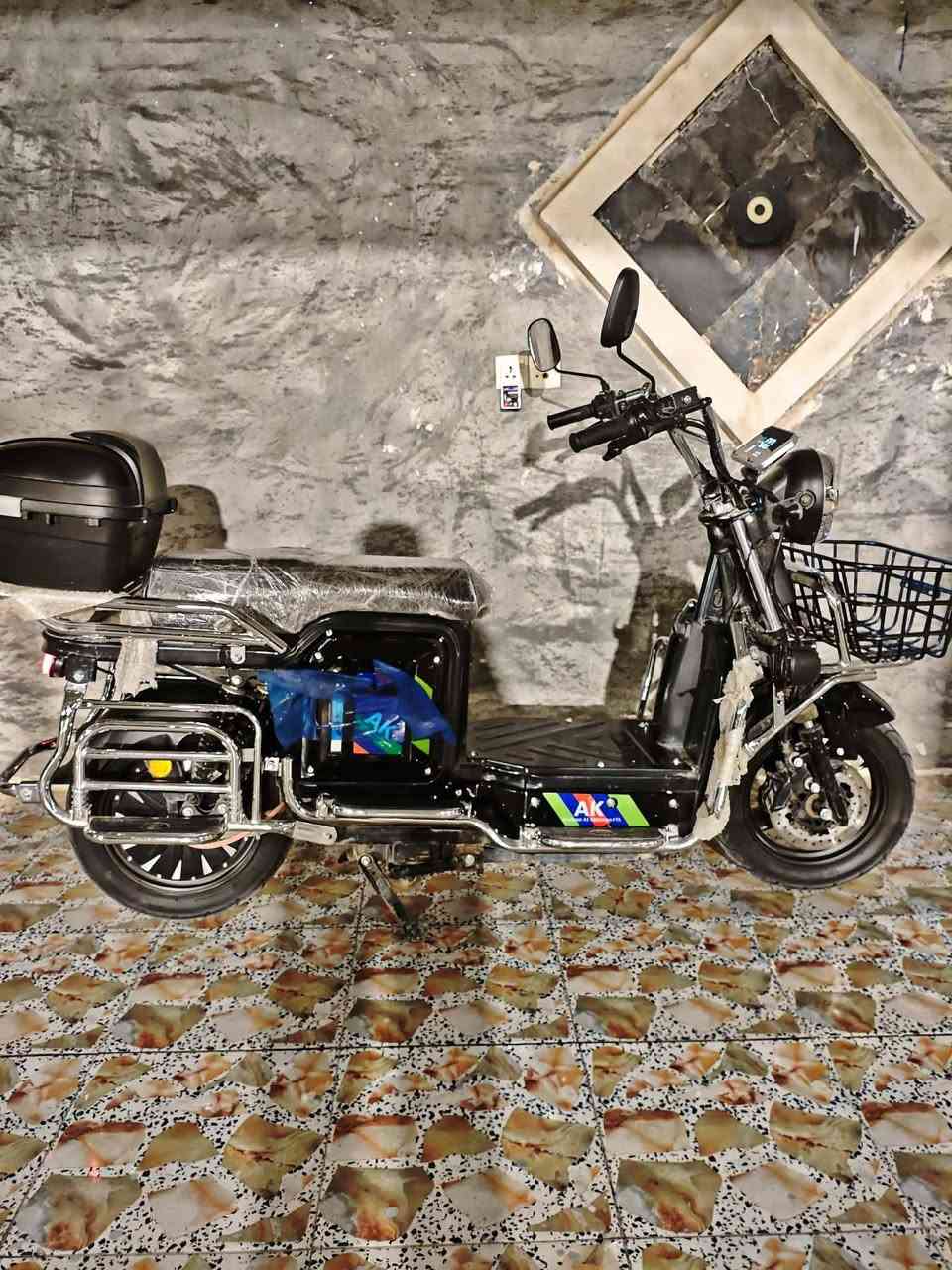 سلام عليكم دراجه شحن
جبلي ابو سله جبيره
موديل2025 ابو 7 بطاريات
دراجه. احله من صوره جديده او عله فحص
سعر800 
رقم ***********
