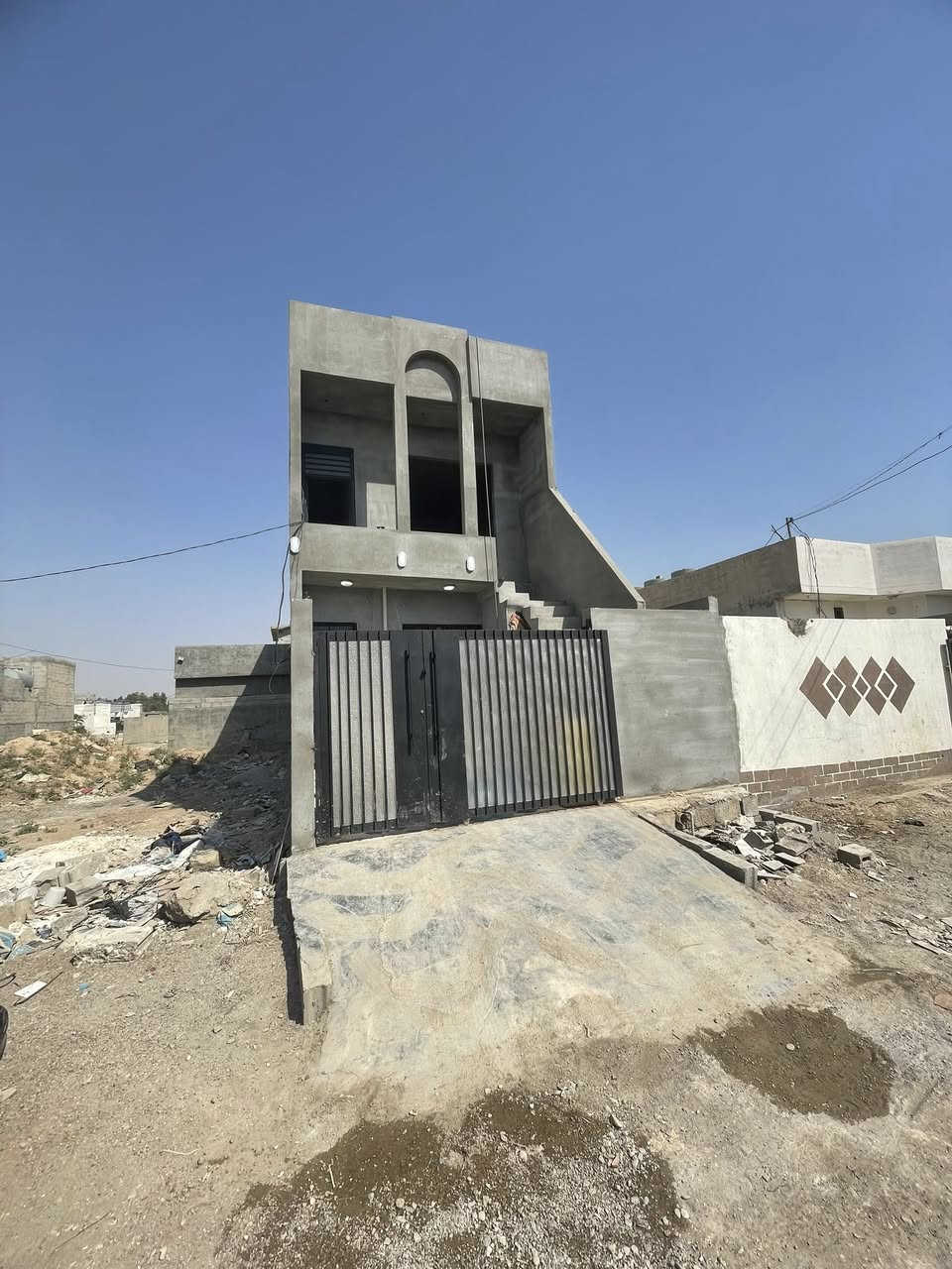 بيت ١٠٠ متر طابقين زراعي حول حي العسكري الجوا كامل نضام دكت سيراميك كامل ناقص فقط بيبان داخليه واجهيه ملكيه الفوك مكامل اما الجوا كله كامل بيت بناء حديث قريب ع الشارع بفرع الجامع مسافه ٣ بيوت عن الجامع بيت الطابق الثاني مأسس مجاري وكهربائيات فقط يحتاج سيراميك وبياض * متواجد ع الخط ***********
