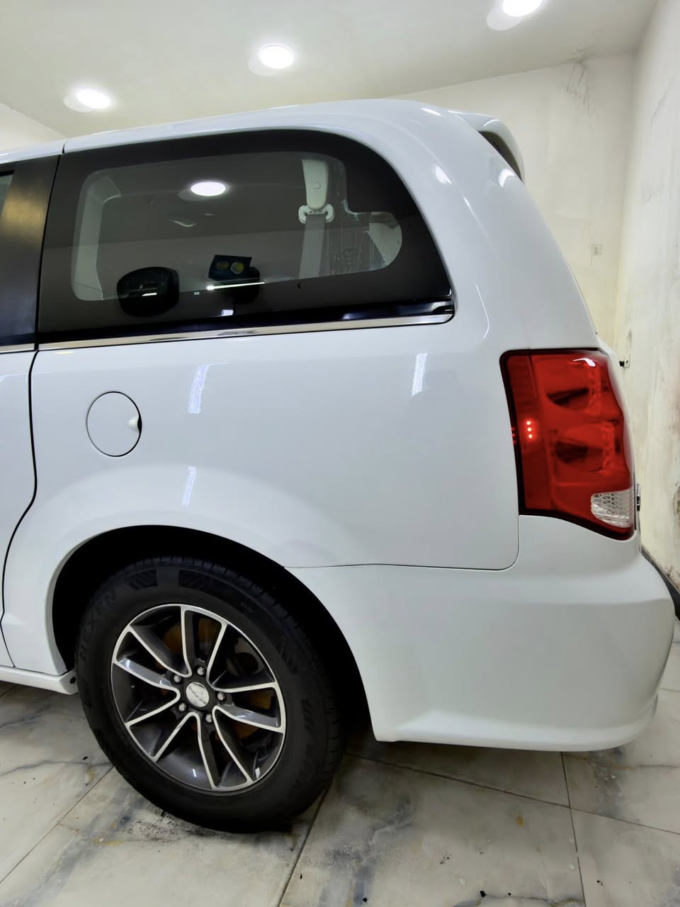 السلام عليكم دوج كرفان للبيع مديل 17 امريكيه مواصفات ال SXT فول بيبان كهرباء وجلد 3 قطع تبريد رقم اربيل سنويه لل2029 ماشيه 100 حادثها جاملغ وربع البنيد بدون دواخل وبيها شويه كد شبر فوك الجاملغ الخلفي بدون قطرت دواخل السياره جديده كلش كير ميكنه تبريد ترايها يخبل جاهزه تخم تاير حداديه للاخير رقم الشاصي بل منشور مكان كربلاء سعرها 175 بيها مجال كلش بسيط تفاصيل اكثر ***********
