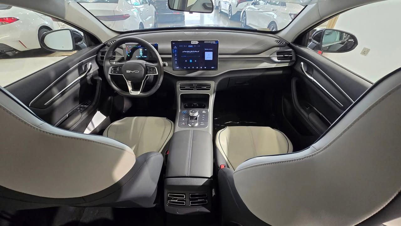 ‏🚘(BYD2025) ديسترويد
اسعار تنافسية وخيالية.  

⛔️ السيارة تعمل بنظامين الهايبرد HEV
⛔️ ونظام الالكترك بالكامل EV
⛔️ الشحنة الوحده للسيارة 55km
⛔️ اما بنظام الهايبرد1200km
⛔️لايت زنون LED 
⛔️ ناقل حركة أوتو 6 نمر
⛔️ محرك 1500 سي سي  
⛔️تشغيل السيارة بصمة + كارت 
⛔️ قطعتين تبريد
⛔️الدواخل مطعمة  ألمنيوم
⛔️ عداد شاشة دشبول  
⛔️شاشة Apple Car play
⛔️  كاميرا دوارة
⛔️بك لايت LED
⛔️اريل نفكيشن 
⛔️هاند بريك بصمه 
⛔️ مقود جلد حياكة 
⛔️حساس خلفي 
‏⛔️ AIR BAH للوسائد الهوائية 
⛔️ المقاعد جلد بطابع الرياضي
⛔️ اللون أسود 
⛔️  تتسع المقصورة ل 5 ركاب
⛔️ المودات والأوامر الصوتية
⛔️  فحص أنظمة السيارة 
⛔️  حساسات ضغط اطارات 
‏⛔️ Bluetooth 
⛔️ شاحن وايرليس 
⛔️حاملات الاكواب 
‏⛔️   ABS 
‏⛔️   ISO Fex  ايزو فكس
⛔️  نظام مانع الانزلاق
⛔️  اشارة في المرايا الجانبية
⛔️  مخرج منفذ الطاقة

للا استفسار  اتصل*********** اتصال او واتساب
 متوفر 3الوان   وهديه وياهن +بدون دلاليه

