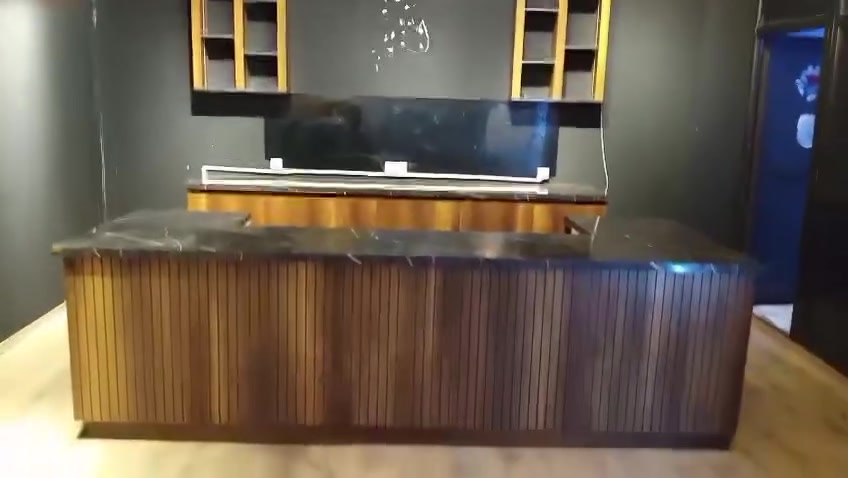 ميز باريستا mdf للبيع قياس 3متر و60سم الأمامي  والخلف 3متر مع رف سيروبات بي أناره داخليه نظيف جدا خدش مابي 
للاستفسار *********** مكاني كركوك
