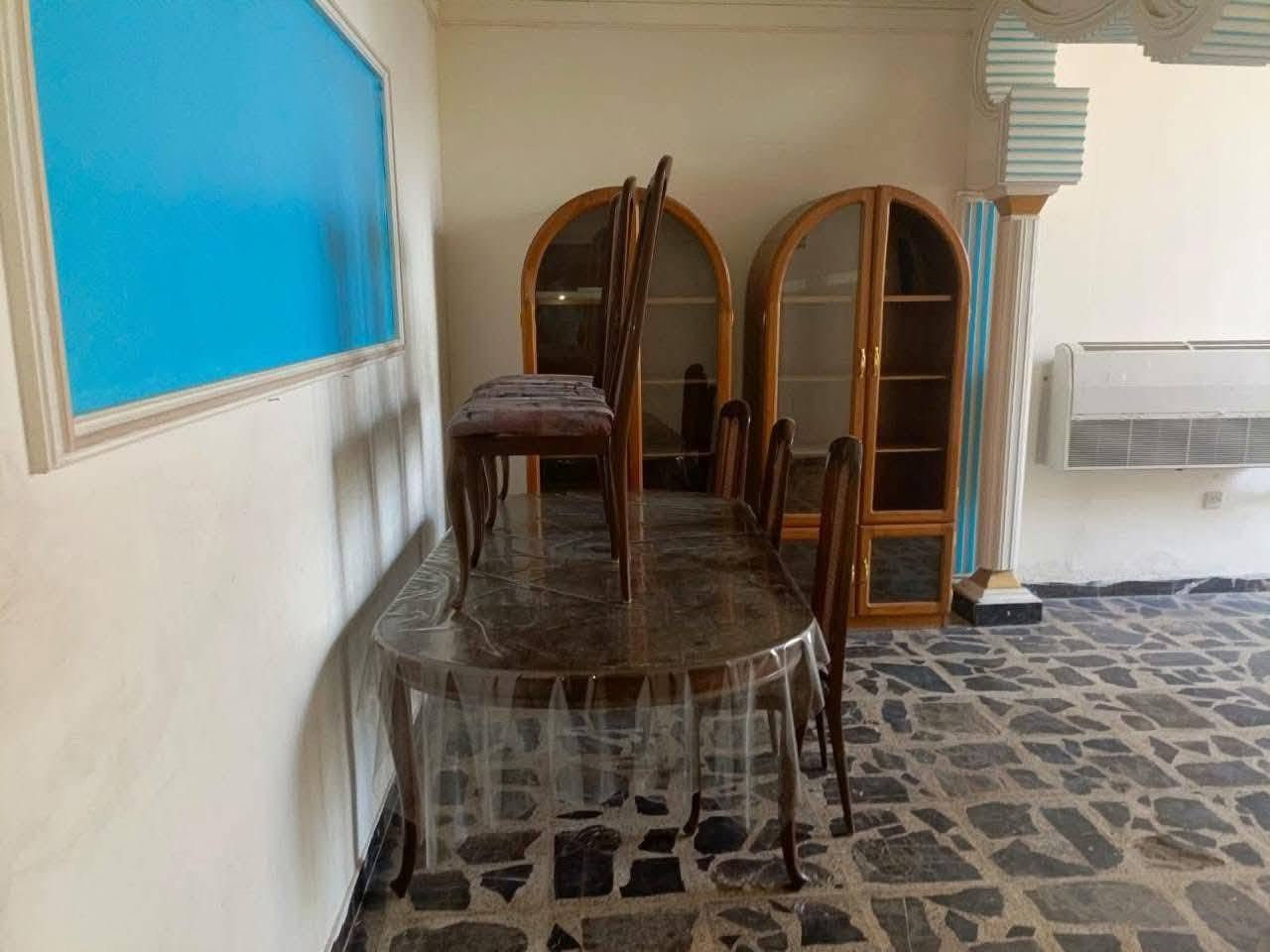 #دارللبيع 
المساحة 300م  بواجهة 15×20
سنه البناء 2005

بناء كلاسك نضيف جداً وجاهز للسكن
 
يحتوي على كراج+حديقة
صالة كبيره +مطبخ حار بارد +خدمات صحية عدد3
غرف نوم عدد 5
الموقع  #الغزالية بداية مدخل شارع البدالة  خلف الكوخ
للاستفسار الاتصال
*********** *********** مكتب الطائي للعقار
غزاليه شارع المشجر

السعر 600مليون قفله
