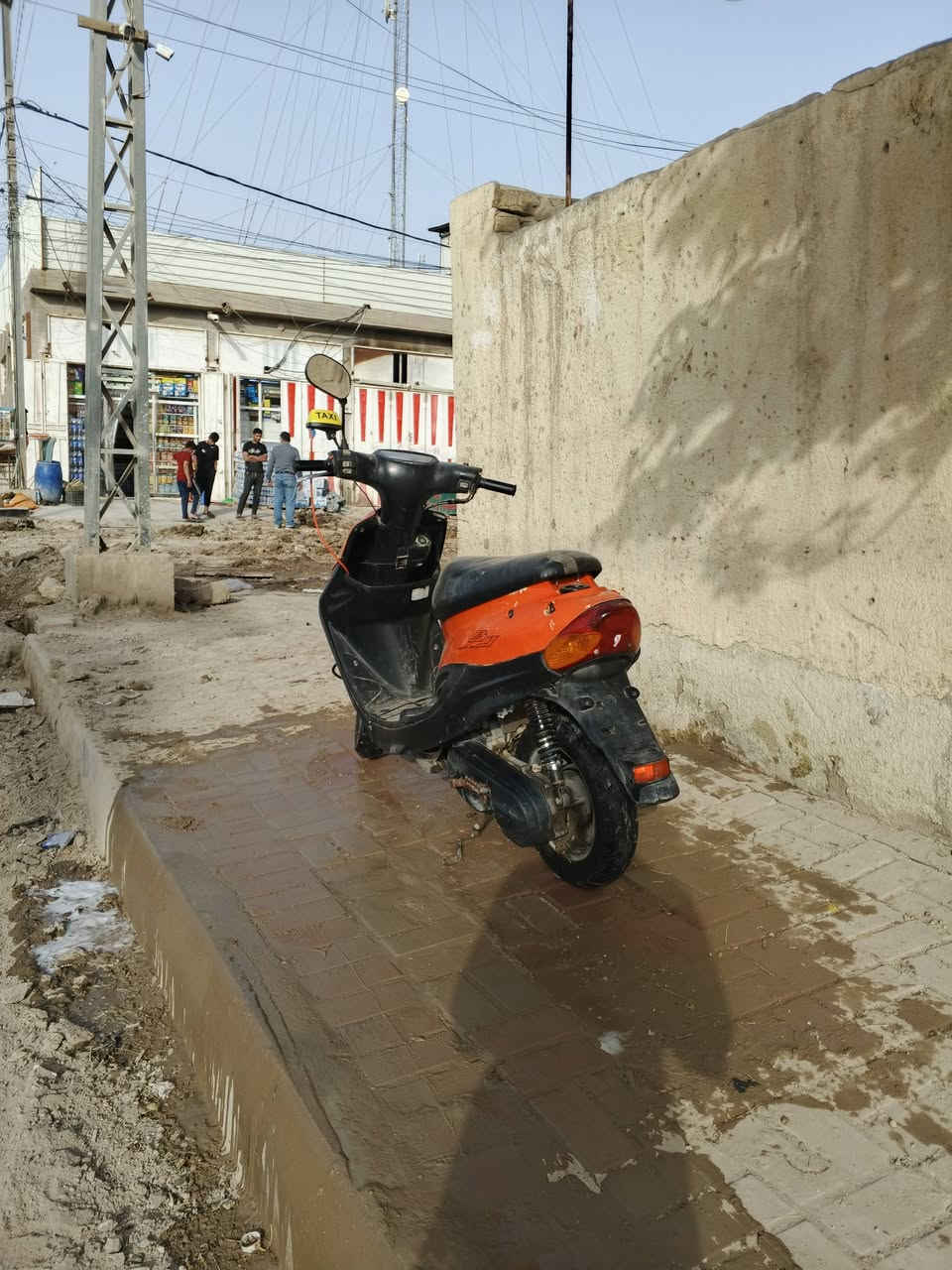 السلام عليكم ورحمه الله وبركاته دراجه بيجي 9زروف البيع الشراي مكاني ديوانية حي  العسكري الثاني 200 وبيه مجال الشراي دراجه مامتعوبه كامله مكمله سلف هندر كهربائياًت شغاله من الطول والعرض *********** ملاحضه وياه كفر كرزي كامل
