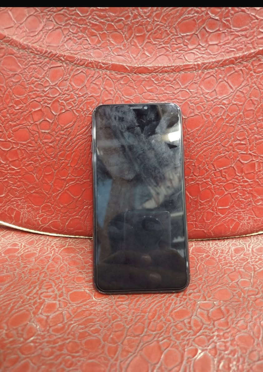 ‏سلام عليكم iPhone 11 Pro Max  ‏ذاكرة 256 موبايل شخص ما أبيه بطارية 71￼￼ رقمي ***********￼ السعر خاص
