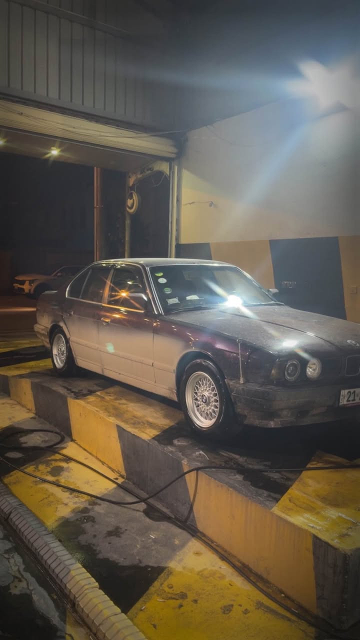 BMW 1991 520گێرعادی 
بەشەرتی گێرومەكینە و تەقەورەقە
تەبرید ساردو گەرم لەسەر سویچ بەشەرت 
كامل بۆیاخە لەسەر ساغی چەكوشی پێوە نیە 
تازەكلاجوعەینەبم بۆ گۆریوە 
تاقم تایەو ویلی لۆكم بۆ بەستوە 
پاتری و پلاك و نۆزلی لۆكم بۆ بەستوە 
لایت ئەلقەو زینۆنی لەسەرە 
سەیارەكە بێ مەسرەفە یەك دینار مەسرەفی تیانیە 
هەموو شتێكم بۆ كردوە 
بەشەرتی تەحویل و خرامە سەنەوی تا ٢٠٣٠ تازەیە 
سعری ٥٨ گەڵاومعامەلە 
*********** السليمانية, العراق
