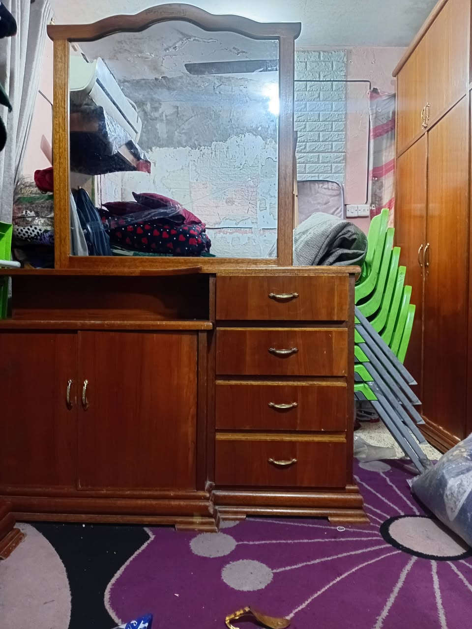 غرف نوم كامله مع كافه ملحقاته واعتذر مااكدر اصورها منصوبه بسبب المكان ضيق صاج اصليه نظافتها ٩٠،،% مو سوكيه غرف تصكام اصليه السعر ***********
