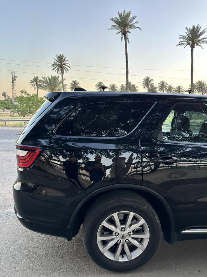 دورنكو 2023 Federal police pursuit 

 1. ( الميزات 👍 )  :- 
     *ماشية 31 الف كيلومتر وليس ميل .
     * هيمي .
     *سبعة راكب .
     * تبريد 3 قطع اصلي .
     * حساس خلفي .
     * رادار جانبي تنبيه ⚠️ بالمرايا .
     * مساعد اصطفاف الرجوع وتوقف  
     تلقائي .
     * آبل كار بلي .
     * كشنات كهرباء .   
     * دخول جديد وترقيم بغداد جديد بأسمي .
     * كير طرح وليس تعليك . 
     * السيارة عليها نانو سيراميك هيكاري  وشمع سوفت 99 حماية للصبغ بس هذا كلف 250 الف دينار . 
      * منظومة زنون  philips  كاملة حتى البروجكترات . 

  2. ( الحادث ⚡️ )  :- 
حوض الجنطة الخلفي بدون كص شواصي ومبدل باب الجنطة نفس اللون وبيها جهة السائق 3 قطع صبغ وبنيد محدث gt يعني اربع قطع وصور الحادث موجودة . 

 3. (  السعر   💵   )  :- 
      *  ( 195 ) . وبي مجال جماعة 185  وجوة ما ابيع بهيج سعر لاتعب نفسك .

4. ( تفاصيل البائع )  :- 
     * مكان السيارة بغداد الرصافة حي البساتين
         رقم الهاتف ( *********** ) 
           واتساب ( ***********  ) 

5.  (  الرجاء لطفاً ) :- 
      * اذا ما عجبتك السيارة او سعرها صلي على 
           نبيك وآله  والله يرزقك ويرزقنا الرزق 
           الحلال الطيب .
