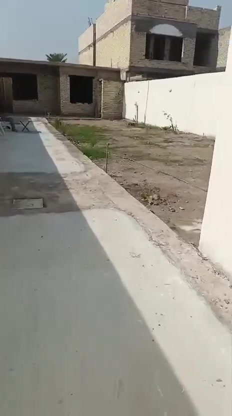 دار ل بيع مساحه 700 متر
يحتوي عل بيتين 
بيت مساحه 120 متر كامل فول تريده ويه ل ثاث او بدون اثاث 
ول بيت ثاني مساحه 200 متر هيكل عضم
ارضيه رفت بناء درجه اوله حته السياج رفت 
ماء كهرباء 24 ساعه 
 تيل مال كهرباء بل باب
البيوت لبصفك كله نص دونم او 500 متر 
سند 25 طابو تحويل 
الموقع بغداد الكرغوليه السايد الواحد
ملاحضه التصوير هاذه قدم البيت كامل
حته الحديقه مزروعه ثيل تخبل 
وبيه قفاصه ثنين مال حيونات 
هديه ويه بيت 
رقم التلفون ***********
