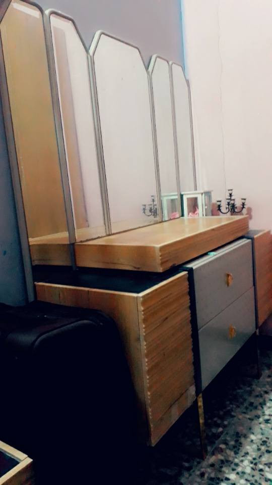 غرفه اخشاب ماليزي ثقيل مو من هذني العاديات اقسم ب الله شتريته ب 23ورقه بيه ضرر بسيط موضح بصوره حرك بسيط بس بالكشر وكولشي واضح بصور سعره مليون وربع وبيه مجال بسيط الشراي يراسلني واتساب *********** ويدلل
