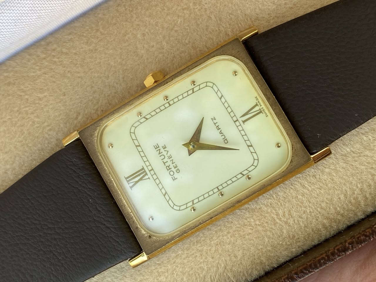 فورشن جنيف سويسري اصلي
بالعلبة الاصلية والكتلوك من الاصدارات العالية جدا جدا بالعراق قليل الي يعرفوها لان الساعة ما تتوفر بسهولة ما اطول عليكم ابحثوا عن الساعة وتعرفون قيمتها

طبعا بيها طوق ذهب خالص مشيول من الساعة 

كتلوك ووصل شراء من عام ١٩٨٧شهر ال٣

للمهتمين السعر والتفاصيل خاص


**إذا كنت صاحب هذا الإعلان وتريد حذفه لأي سبب، رجاءا أرسل رسالة إلى الدعم الفني**