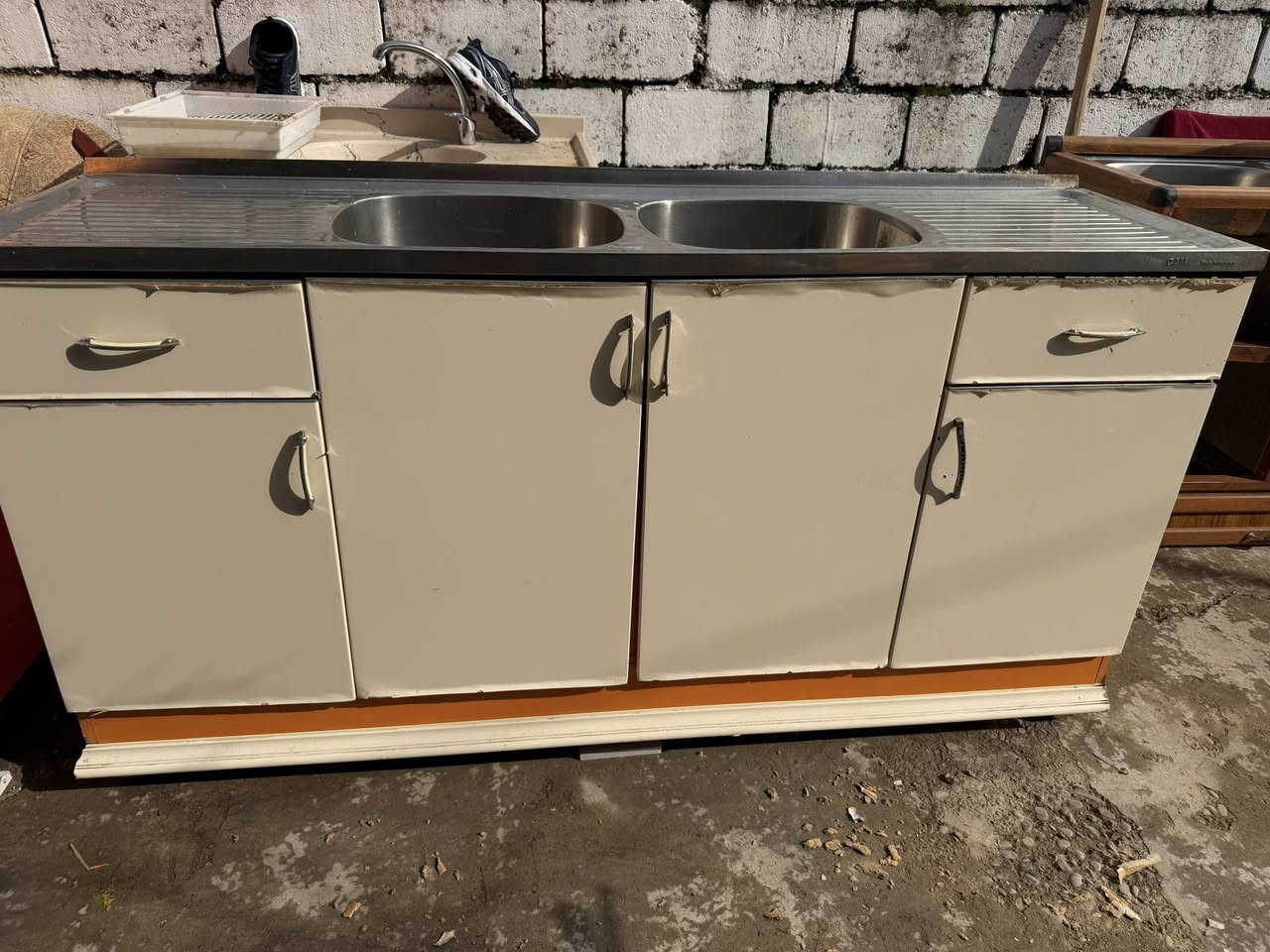 كاونتر خشب مترين ونص مع سنك متر و80 للبيع السعر 120 الف زركته تازه الاستفسار ***********بي واتساب
