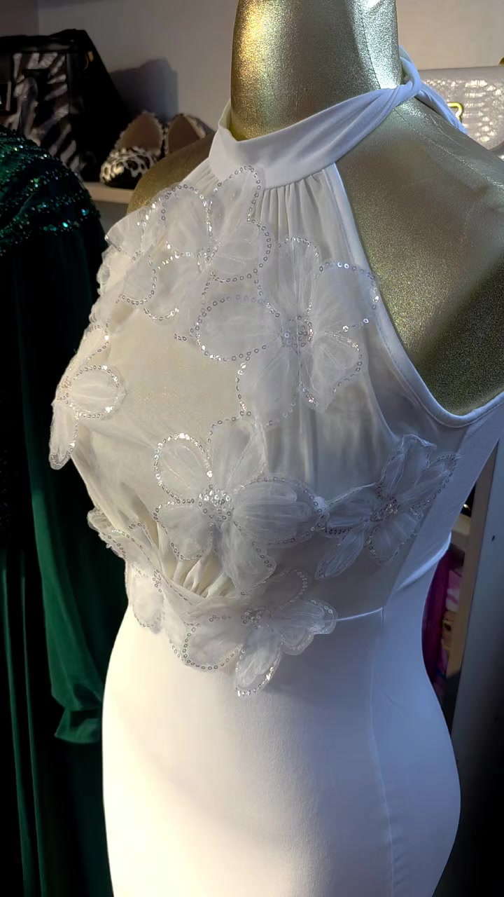 شلعه ملابس شي ان ب الفين ونص القطعه بيهن بل ٨٠ قطعة هاي نموذج 
وياهن سوتات بناطير ولانجري وقمصان


**إذا كنت صاحب هذا الإعلان وتريد حذفه لأي سبب، رجاءا أرسل رسالة إلى الدعم الفني**