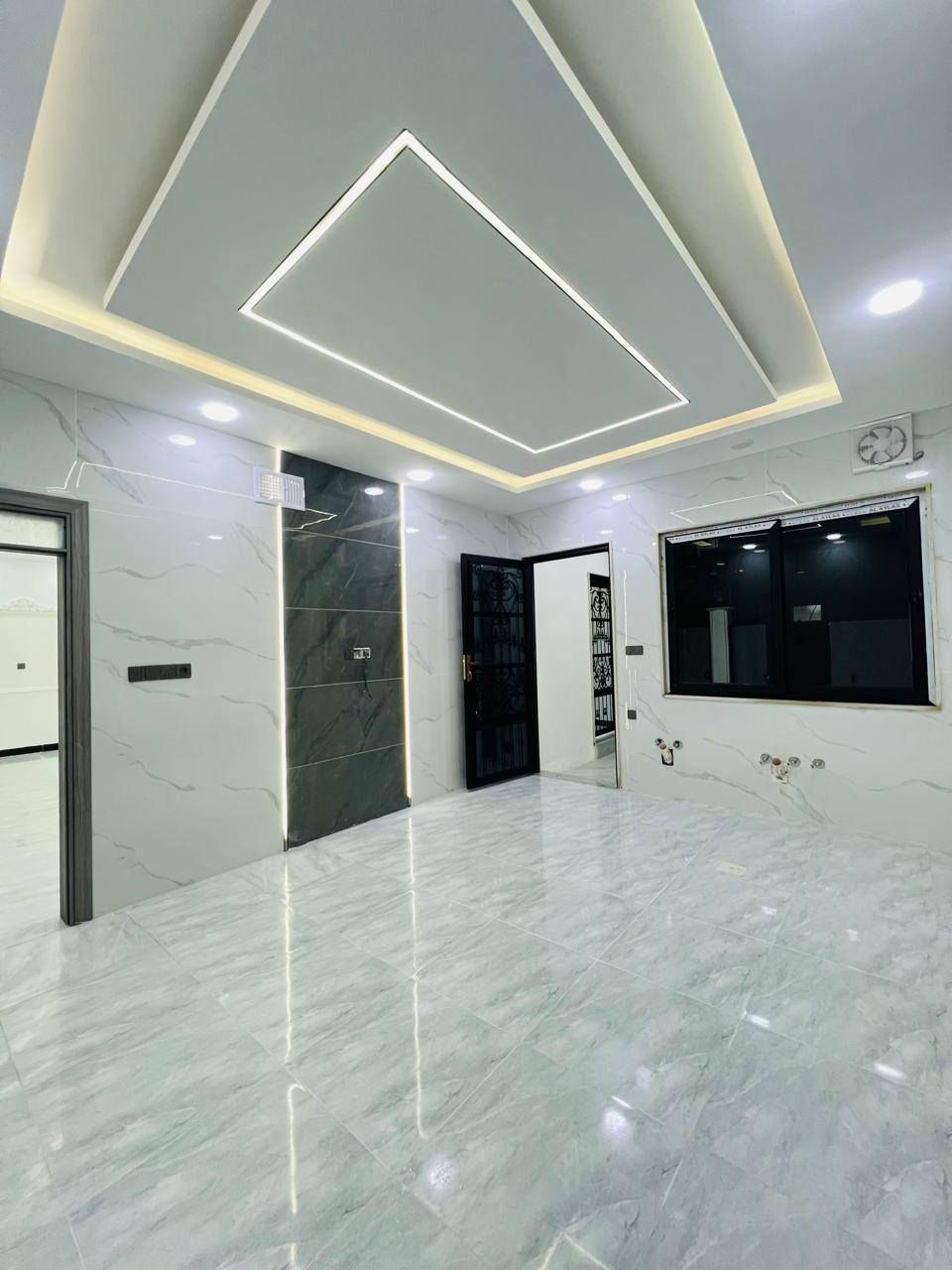 � دار للبيع – حي الملايين الاولى قرب فلل العناز
• المساحة: 200 متر ➖ واجهه 11 متر اتجاه قبله
• خدمات كامله ماء وكهرباء وتبليط
🔹 المواصفات :
• بناء حديث وراقي ونضام دكتات وسبالات وكامرات
• الطابق الأول: غرفتين نوم + صالة + استقبال + صحيات
• الطابق الثاني: اربع غرف نوم + صالة + صحيات
• سند زراعي ملك صرف بستان
للاستفسار والتفاصيل الاتصال .
#مكتب_انوار_الموصل_للعقار
***********
***********
