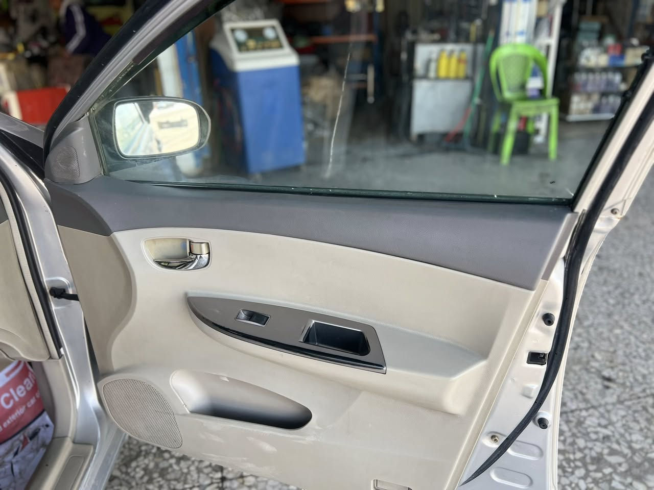 السلام عليكم بي واي دي البيع سيارة مودل 2016سيارة كلش حلوه رقم بغداد  وسنوية جديده سيارة فول بصمه  تحكم ستيرن داخل جلد بصمت ابواب اشاير بل مري  سياره محرك      1800 ماشاءالله تبريد ثلج سياره  وبيها اربع قطع صبغ         سياره كلش حلوه سيارة كير محرك صدر  باتري كله مكفول سيارة كلش حلوه وجاهزه مابيه ي نقص السعر 49$ مكان     بغداد المشتل***********.
