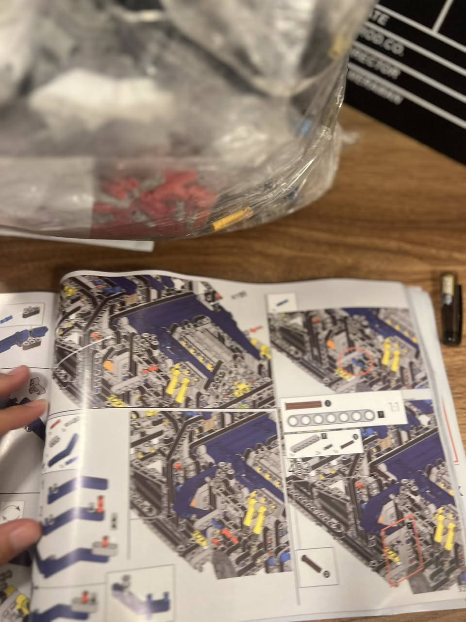 هاي مو ليكو طرگاعه بس الكتالوك بي كيلوين والاكياس بيهم گونية كاملة  التفاصيل تتكون هذه المجموعة من 3599 قطعة.
تتميز بنموذج بمقياس 1:8 يماثل السيارة الحقيقية.
تتضمن محرك W16 بمكابس متحركة، وعلبة تروس بـ 8 سرعات، وجناح خلفي نشط.
يحتوي النموذج على مقصورة قيادة مفصلة وعجلة قيادة تحمل شعار Bugatti. متوفرة واخر قطعة والف عافية عالياخذها


**إذا كنت صاحب هذا الإعلان وتريد حذفه لأي سبب، رجاءا أرسل رسالة إلى الدعم الفني**