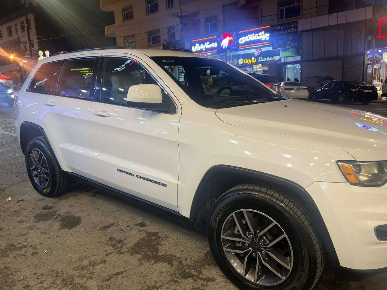 jeep Grand Cherokee 2019 V6
فرۆشتنی خێرا
***********
نرخ 270 کەمێک مەجال

 گراند چیرۆکی ٢٠١٩ 
سپی بەفری 
کلین 
٤٠ هەزار ڕۆشتووە
بێدەعم و لێدران، ڕەقەم شەنسیم داناوە
زۆر پاک و تازەیە 
٢ پەڵەی بچوک بۆیاخی هەیە لای خۆمان بووە 
٤ تایەی تازە
سەنەوی و ڕەقەمی نوێیە 
سپێری دانەگیراوە

مواسەفات 
ناوکرێمی، کوشن جڵد، کوشن کارەبایی، شەغال، بەسمە، دوو دەرگا بەسمە، ئۆتۆ هۆڵد و ئۆتۆ ستۆپ، شاشە گەورە، کامێرا، ڕادار، ئاوێنە فۆتۆ و Assist، حاسە، دەبڵ ئەکسل، تەبرید مەرکەزی 
٤ مۆدی لێخوڕی هەیە
‏Sport، Eco، Auto ،manual 
سیتمی ئۆفرۆد، کاڕپلەی، Bluetooth،
ڤۆلیۆم و تەحدید سورعە، تەلەفۆن، لیدی ناوەوە، تراکشن و دژەخلیسک
زۆر مواسەفاتی تر..……

نرخ 265 
زۆر تازە و جوان ماوەتەوە 
هەمووشتێکم نوسیوە تکایە موشتەرنیت بێزارمان مەکە.
*********** السليمانية, العراق
