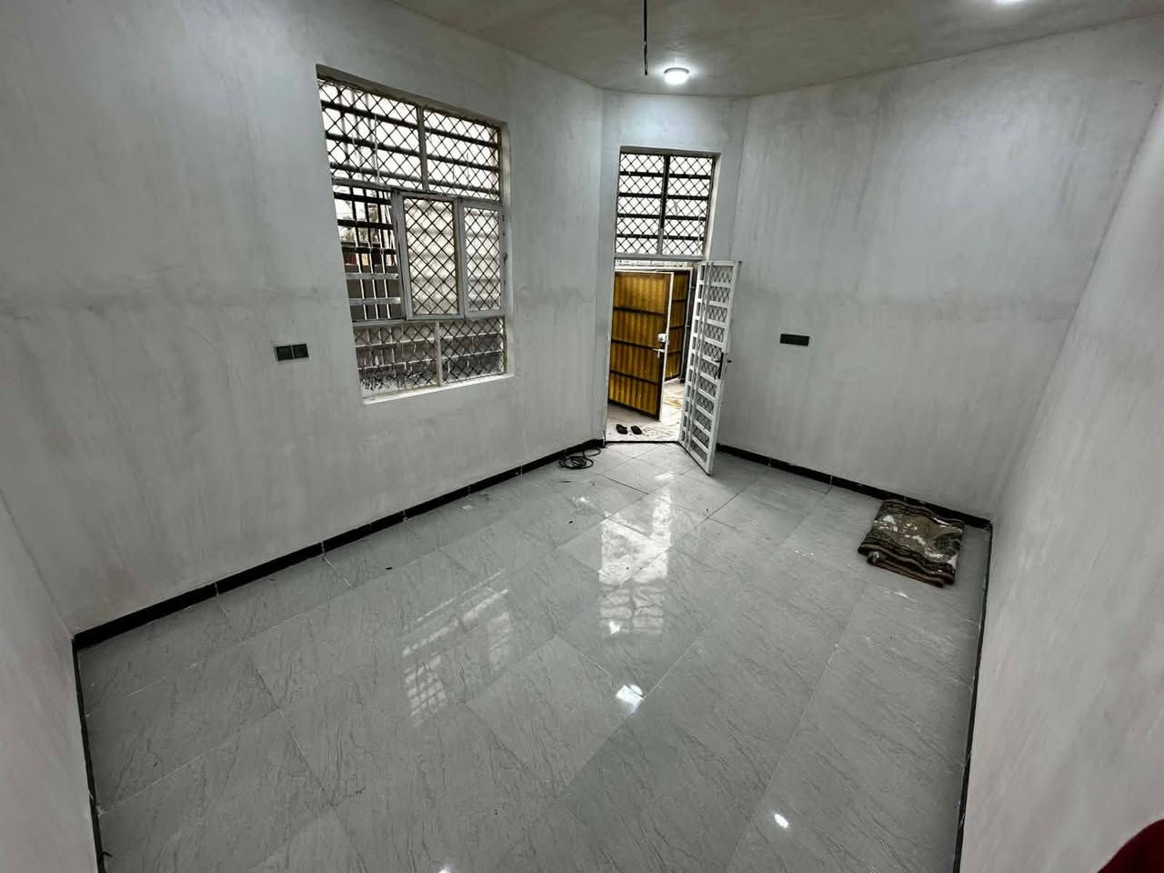 بيت للبيع ١٠٠متر سند ٢٥ طابو زراعي بااسمي مداور ثاني يوم يتكون من غرفه وصاله ومطبخ وبراني وصحيات داخليه وخارجيه مجمع الجوادين نهايه شارع ٣٠ منطقه سيد حبوب كافه الخدمات الاتصال على الرقم *********** ويوجد واتساب ع رقم ***********
