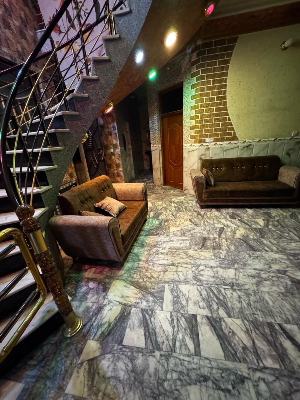 بيت مساحته 200. | 10*20

وجه البيت كله حجر  وبناء البيت 2020 

الطابق الارضي : حديقه خارجيه كراج ياخذ سيارتين.   استقبال وصاله ومطبخ وغرفة نوم. وحمام ومنور عدد 2 وحمام خارجي 

الطابق الاول : 3 غرفه وحده منهن ماستر جبيره وصاله وحمام ومخزن صغير 

الطابق الثاني : غرفه نوم وحده وسطحين

الوقع : الشعب خلف سوك شلال وبصف سوك الصبح صاير افرع عريض عرضه 25 متر.  