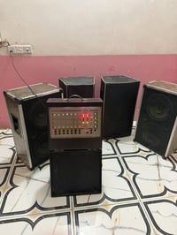 جهاز صوت واربع سماعات للبيع الجهاز كلش نضيف وشغال مال مواكب ويا ٤سماعا...