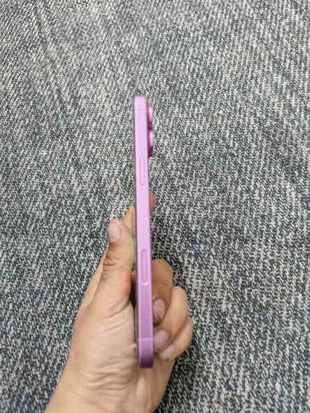 ايفون 16 بلاس لون وردي ذاكرة 128g
بطارية 100 مشحون 200مرة جهاز نضيف جدأ ولا شخط واحد 
بي مكفول من كلشي بس كارتونة مالتة ضايعة 
سعر 950 الف قفل قفل بدون معاملة رجائا 
مكاني بغداد الشعب ماعندي توصيل
رقم ***********
