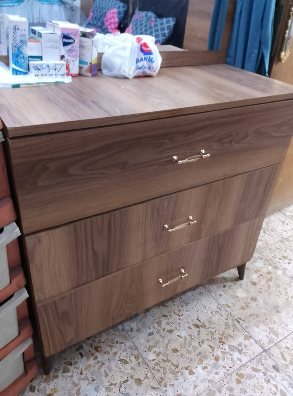 سلام عليكم ميز تواليت تركي وياه كومديات اثنين وتاج جربايه تركي وصوميه عراقيه تخت ودوشك كلهن سوه للبيع كامله السعر 250 وبيهن مجال بسيط نضيفات جدا بس ميز تواليت يرادله سجه للمجر وحده فقط بدون ضرر البقيه الشراي يتصل بلرقم ويدلل *********** وتساب موجود مكان بغداد البياع
