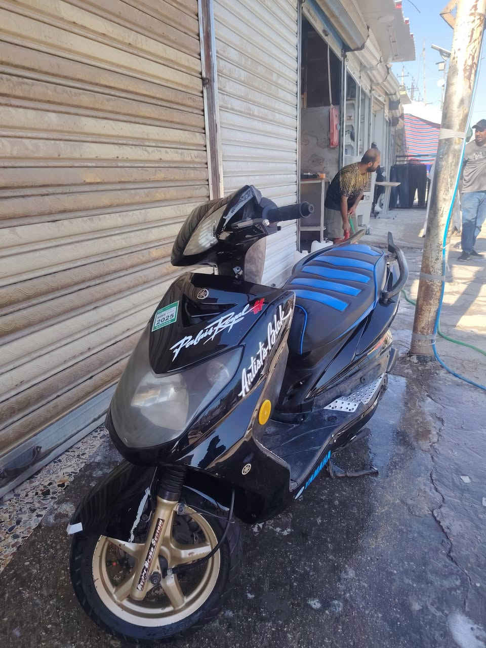 سلام عليكم 
 دراجه سكسن فحل كابريتر  لون اسود لامع  كفرات  مختمه  ابلادي اي كسر مابيه  دراجه  ما مفتوحه بلاديه كلش نضيفه وي  نقص  مابيه   دبل اشاره  اشير  هورن  سلف  
اشاره  يمنه ويسره 
سبيدر كاربون اصلي  رياضي 
دراجه  كلش نضيفه 
تويره  انضاف  
تاير خلفي رياضي  عريض 
وياله  ذهبي ابلادي 
جمالغ  موجود  بس ما شاده 
وقبق  هندر موجود هم  ما شاده 
دراجه  كلش  نضيفه  
شلعه تخبل 
بس  الدشبول  طافي ينردله  تصليح  فقط 
العنوان بغداد الحسينيه الراشديه 
***********
السعر  ٨٥٠ بيه مجال قليل  حك الجيه 
رجا  بس الشراي يتصل  او يراسل  
 وكلشي مذكور بلمنشور   تمام 😍
