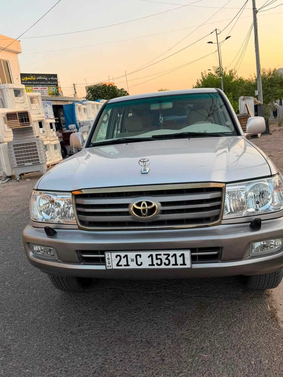 ---
**بۆ فرۆشتن - لاندکرۆزەری ناوخۆیی و پاک 🔥**

**TOYOTA LAND CRUISER 2005**

ئەم لاندکرۆزەرە بۆ ئەو کەسەیە کە دەڵێ سەیارەی پاکم دەوێت، سەیارەکە لە وێنە جوانترە لە واقیع!

**وردەکاری سەیارەکە:**
🩶 **ڕەنگ:** سلڤەر - زۆر جوان و تایبەت
✨ **پاکی:** زۆۆۆر پاکە، شازی سەردەمی خۆیەتی
💰 **مەسرەف:** دینارێک مەسرەفی تیا نیە، تەبرید و هەموو شتێکی بە شەرت
🛡️ **دەعم و لێدان:** هەموو گیانی بە شەرت، بێ دەعم و بێ لێدانی قورس
🔧 **بۆنێت:** تەنها پەمپێکی زۆر بچووکی هەیە لەبەر بەرد بەرکەوتن، ئەگینا بێ کێشە
⚡ **کارەبا و میکانیک:** هەمووی بە شەرت و بێ کێشە
📄 **سەنەوی:** بە ناوی خۆمانەوەیە و هەتا 2030 تازەیە

سەیارەکە سەیارەی ماڵانە و دەست لێنەدراوە، بۆ کەسی بەحەز و موشتەری پاک.

**شوێن: هەولێر**
**پەیوەندی: *************

موشتەری راستەقینە پەیوەندی بکات، لە خزمەتین.
