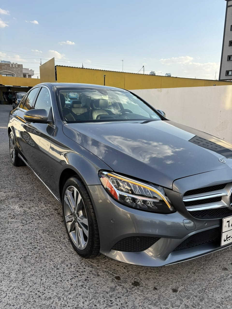 كوردي / عربي

urdish (كوردی)
 مارکە و مۆدێل: مێرسیدس بێنز C-Class
 جۆر (ترێم): C300
 مۆدێلی ساڵ: 2020
 کیلۆمەتری ڕۆیشتوو: 77,500 کم
 ڕەنگ: خۆڵەمێشی (ڕەساسی)
 مواسەفات: مواسەفاتی ئەمریکی
 تابلۆ: هەولێر، تایبەت
 بزوێنەر (مەکینە): 2.0T (تۆربۆ)
 ژمارەی پستۆن: 4 پستۆن
 گێڕ: ئۆتۆماتیک
 جۆری سووتەمەنی: بەنزین
 سیستەمی پاڵنەر: 4MATIC (دەبڵ ئەکسل)
 ماددەی کوشنەکان: چەرم
 ژمارەی کوشن: 5 کوشن

 دۆخی بۆیاخ/بۆدی: یەک پارچە گۆڕدراو، یەک پارچە بۆیاخ
***********

الماركة والموديل: مرسيدس-بنز C-Class
 الفئة (الترم): C300
 سنة الصنع: 2020
 المسافة المقطوعة: 77,500 كم
 اللون: رمادي
 المواصفات: مواصفات أمريكية
 اللوحة: أربيل، خصوصي
 المحرك: 2.0T (تيربو)
 السلندرات: 4 سلندر
 ناقل الحركة: أوتوماتيك
 نوع الوقود: بنزين
 نظام الدفع: 4MATIC (دفع رباعي مستمر)
 مادة المقاعد: جلد
 عدد المقاعد: 5

حالة الصبغ/الهيكل: قطعة واحدة متبدلة، قطعة واحدة مصبوغة
***********
