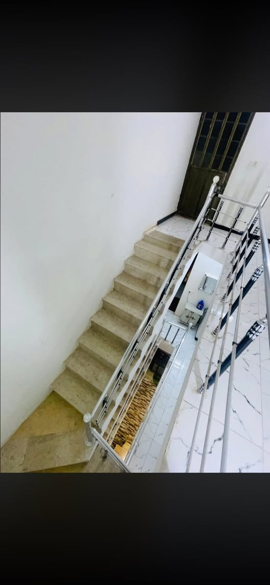 السلام عليكم من رخصه الادمن بيت بناء حديث2023 مساحه75 نزال22 واجه 4اله  بيت كل اغراضه حديثه السعر بدون الاثاث 215 ومع الاثاث230 وقابل لتفاوض  يعني بيت ماناقصه شي بس جيب اغراضك وتكعد بي نضيف كلش العنوان رصافه حي اور بفرع مطعم صلاح كبه اربع بيوت وتطلع عل شارع المنطقه جدا نضيفه الرقم*********** حياكم الله
