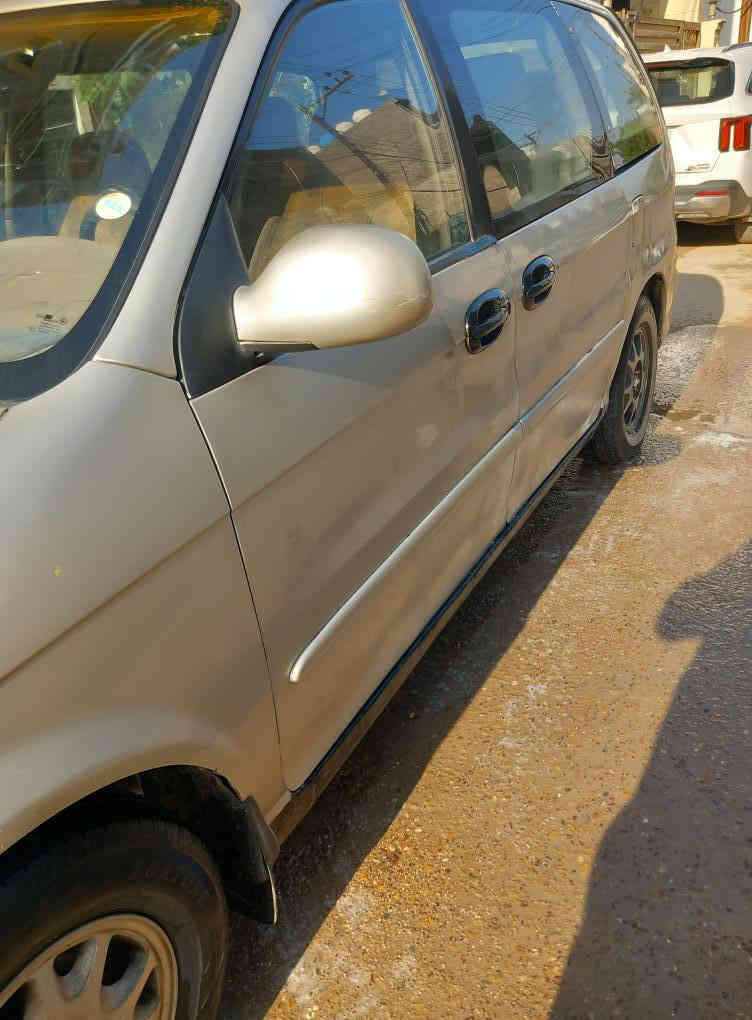 السلام عليكم من رخصة الاداره 
كيا كرنفال موديل 2001
8 راكب ..محرك كاز مفتوح اوتماتيك رقم بغداد الماني محرك كير مكفولات
ال كشر مكفول من كل ضربه قويه مصبوغه احزام للجماليه تبريد جيد الغرفه بلاديه حلوه صدر زيين تخم تاير باتري جديد كهربائيات كله شغاله السعر ٦٥ بيه مجال بسيط حك الجيه *********** وت ساب
