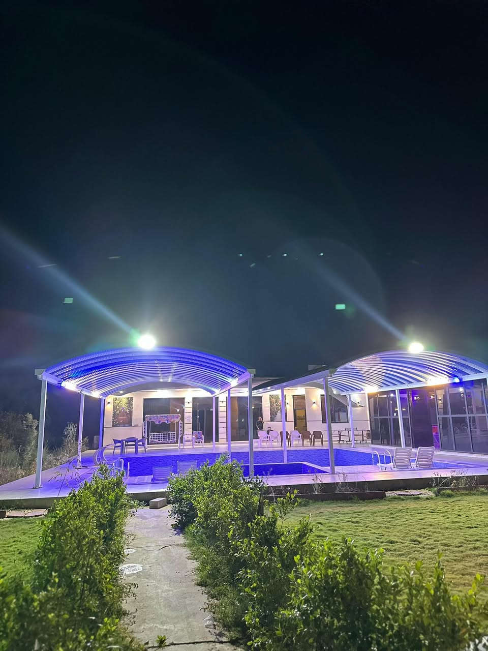 مزرعة متكاملة VIP 💥
استمتع بلهدوء وراحة البال لاتفكر ولاتحتار 
يمنه كلشي تريدة موجود💪
يتوفر صالة كبيرة جدا للمناسبات 😊
مع كراج كبير (طرمة) امام الصالة 😇😇
حوض كبار ضخم مع حوض اطفال مع جلسات على الماء مساحة الحوضين 120 متر مربع🤩

تحتوي على حديقتين امامية احدها 400 متر والثانية 400 كذلك 👈💥🤩  

تحتوي على غرفتين كبيرة ومؤثثة بلكامل 🤤
تحتوي على فيشة ومنضدة 😏
تحتوي على نت 4.5G+ قوي جدا😍
مساحة المزرعة دونم🥰
كهرباء 24h والمزرعة مكيفة بلكامل 😇
المزرعة لاينقصها شئ انشاء الله
ملاحظه المزرعة مشيدة حديثا وبمواصفات راقية وحديثة 
ونعمل بنضام الشفتات والايام 🤗
قوانين المزرعة / منع جلب المشروبات الكحولية 
المزرعة غير مسؤولة عن اي حادث عرضي او غرق 
مزرعة متكاملة من كل شيئ انشاء الله ويشرفونه عوائلنه الكرام
🔴ملاحظة مهمة🔴
1-جلب المستمسكات الاصليه البطاقة الموحدة او الجنسية 
2-يتحمل المؤجر كافة الاتبعات القانونية في حال المخالفة 
3- يتحمل المؤجر كافة المسولية في حال حصول حادث عرضي او  (غرق . صعقة كهربائية. مشاجرات في مابينهم ) ♦️♦️ولا تتحمل ادارة المزرعة اي مسالة قانونية او عشائرية في حدث اي حادث عرضي وقضاء وقدر وغرق. 

رقم الهاتف للاتصال ***********
او مراسلتنه على الخاص
العنوان بلد
