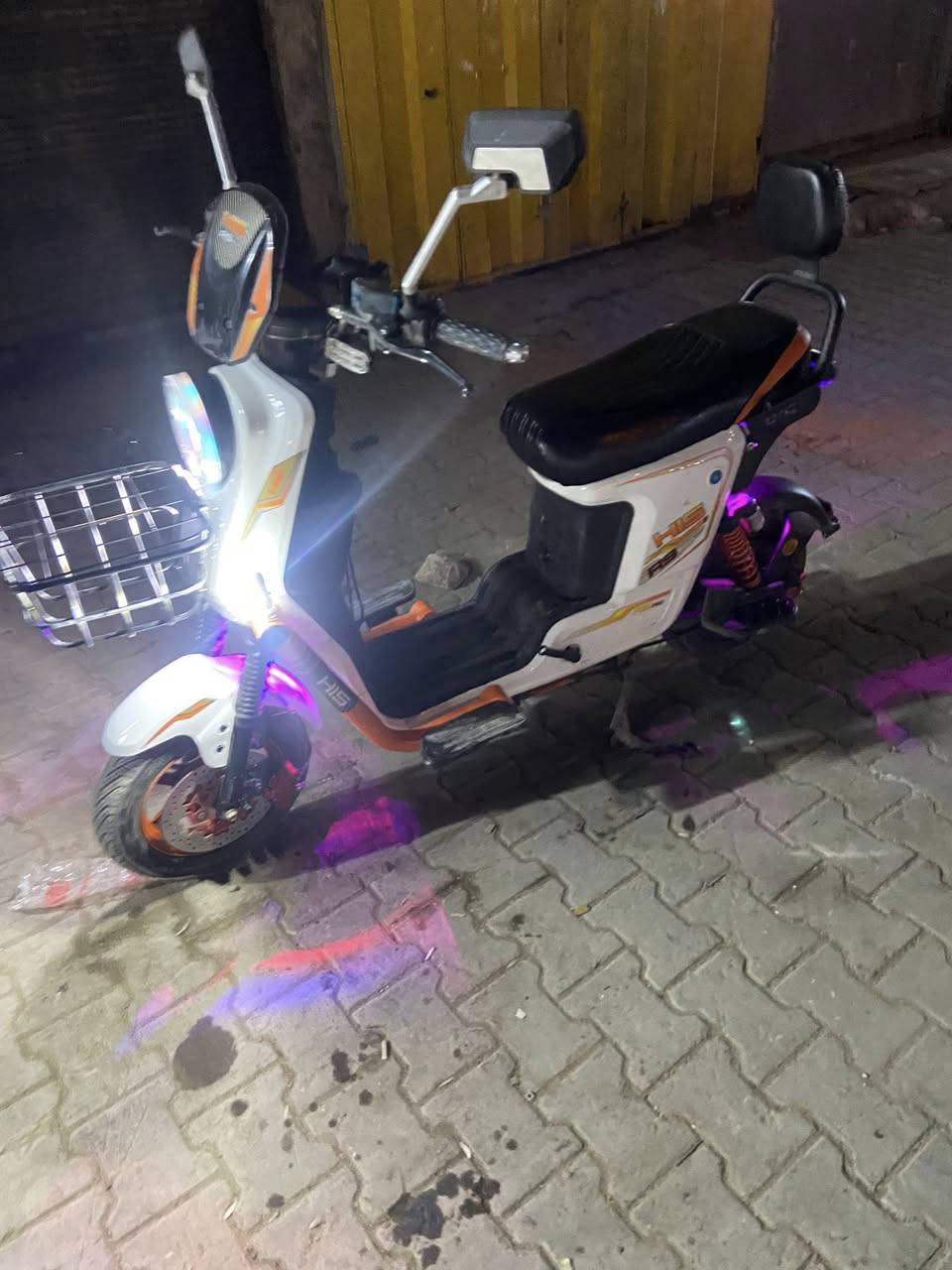 دراجه شحن R9للبيع  موديل نهايه ال2025 شهر 12 يعني الاستخدام شهر واحد وصل الشراء موجود السعر ٥٢٥ المكان بغداد مدينه الصدر للتواصل *********** واتساب فقط
