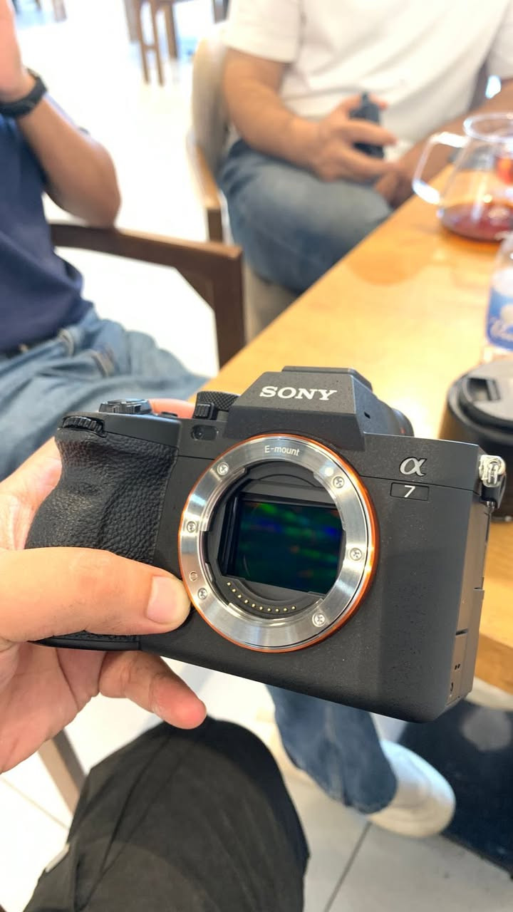 للبيع | وحش صناعة المحتوى والسينما Sony a7IV 📸🔥
لعشاق الفيكسيل والسينماتك، الكاميرا غنية عن التعريف وأقوى خيار للمصادر والـ Videographers اللي يبحثون عن جودة مظهر خرافية.
✨ أبرز المواصفات:
 تصوير بدقة 4K خرافية مع عمق ألوان 10-bit لتلوين احترافي ومرونة عالية بالـ Grading.
 فوكس ذكي وسريع جداً (Eye AF) يضمن لقطتك ما تضيع أبداً.
 سينسور بدقة 33 ميجابكسل يجمع بين احترافية الفيديو وقوة الفوتوغراف.
📌 حالة الكاميرا:
 نظيفة جداً وبحالة ممتازة (نفس اللي بالصورة ⁠image.png⁠).
 الشتر الحالي: k4
المكان كربلاء
سعرها مليونين 300
تواصل خاص


**إذا كنت صاحب هذا الإعلان وتريد حذفه لأي سبب، رجاءا أرسل رسالة إلى الدعم الفني**