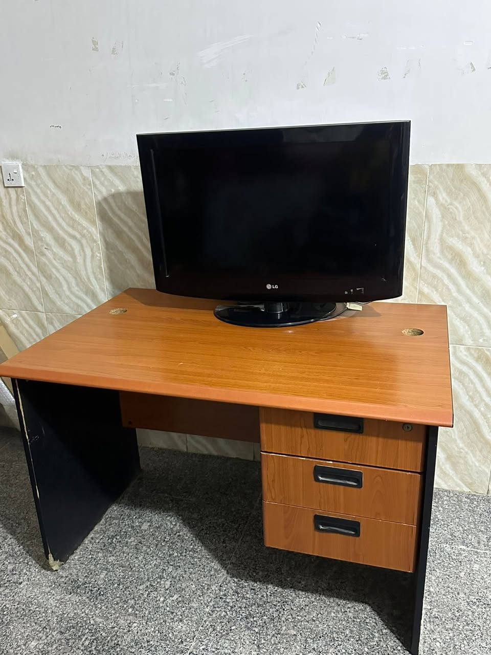 ميز و تلفزيون 42 بوصه و كرسي كلهم ب ٥٠ الف مكاني البلديات 
***********
