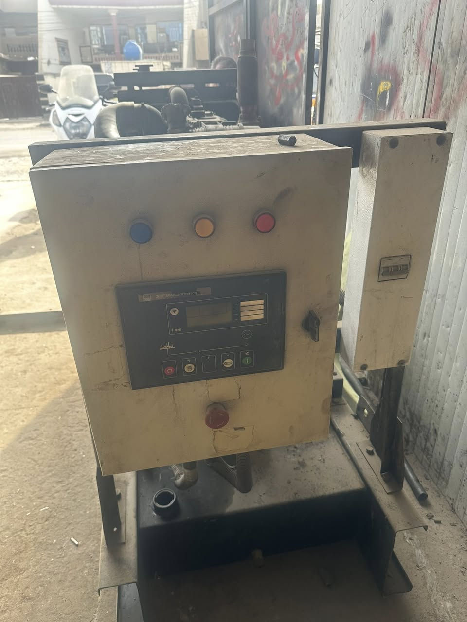 مولد بيركنز انكليزي الاصلي 
30 كي في كاتم
 3 بستم المرغوب 
شرط الشغل والحمل 
المولد مجفته ومشتغله سحك فقط 
شرط تجفيت درجة اولى 
مكانها بغداد مدينة الصدر الحبيبية
سعرها 25 ورقه 
للاستفسار الاتصال بالرقم ***********
