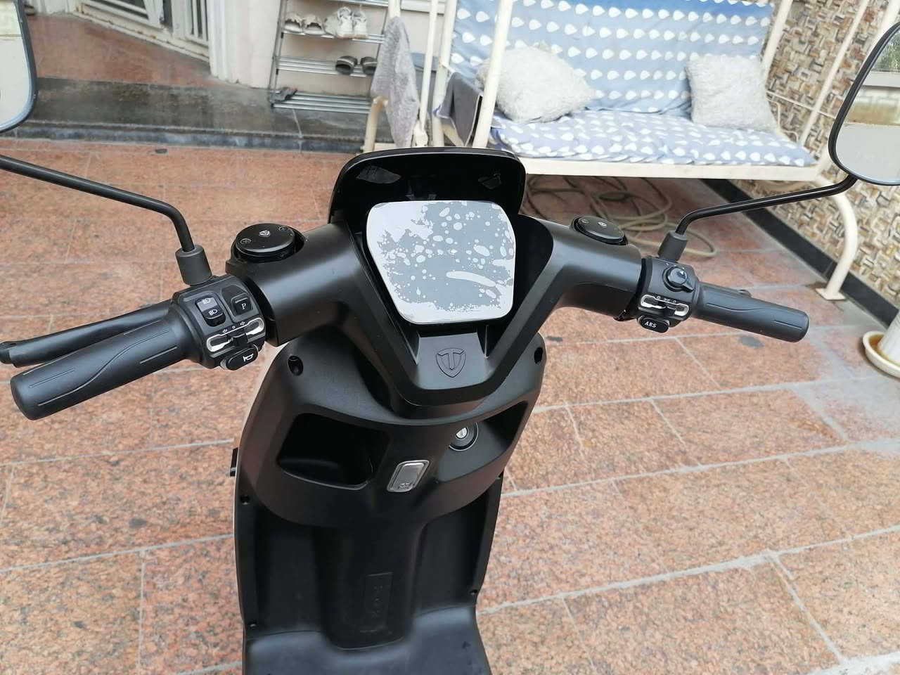 دراجة الريان ام عيون َ مستخدم قليل جدا فقط 20كم
نظيفة جدا  موديل 2025
ملف1200
6بطاريات كبار
سرعة 58 تتقطع مسافه 80 كم حسب طريقة الاستخدام والوزن
 لد لايت امامي عالي الوضوح بك لايت لد بتصميم مميز 
بريك هايدروليك دهن
دبلات هايدروليك امامي خلفي
بصمه عدد 2 مع مفتاح عدد 2
اشارات جانبيه لد
نظام إنذار ضد السرقة
 تحكم 3 سرع شاشه معلومات أمامية اكترونية
 هورن لد جانبي شكل أنيق شاحن الجوال

سعرها 850 بيها مجال قليل حك الجية
للاتصال / ***********  
العنوان / بغداد - حي القاهرة - مقابل الرعاية الاجتماعية
