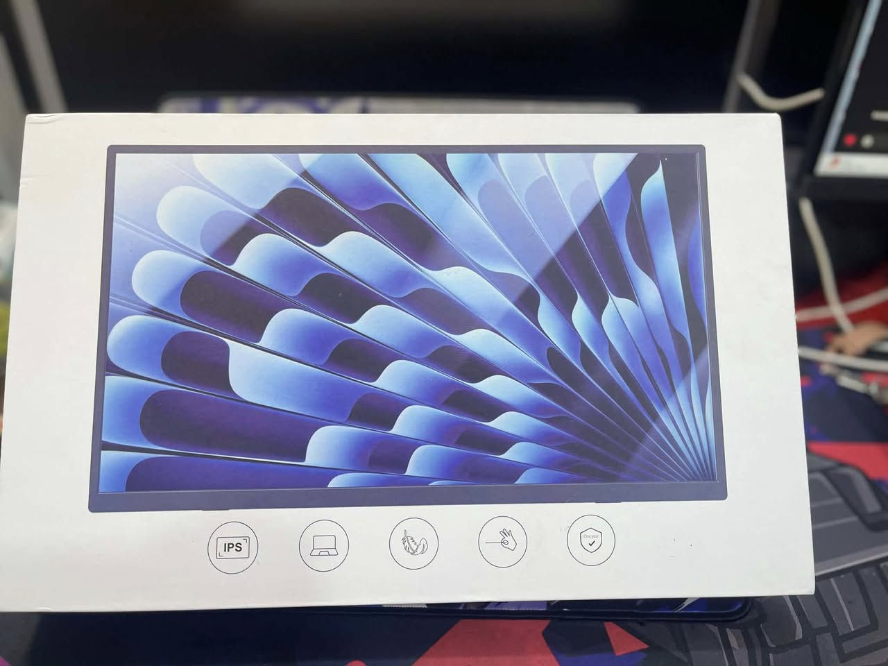 � شاشة Eimio المحمولة موديل E156W – 15.6 بوصة 🔥
‎� 
⚡ بطارية مدمجة قابلة للشحن + ربط مباشر عبر واي فاي داخلي (Wireless Mirroring) ⚡

إذا تبحث عن شاشة عملية للسفر، العمل، أو العرض السريع بدون تعقيد الأسلاك — هذه خيار ممتاز 👌

📺 المواصفات الرئيسية:

✅ حجم الشاشة: 15.6 بوصة
✅ الدقة: Full HD 1920×1080
✅ نوع اللوحة: IPS بزوايا رؤية واسعة 178°
✅ بطارية مدمجة قابلة للشحن (تعمل بدون كهرباء مباشرة)
✅ تدعم الربط اللاسلكي عبر Wi-Fi (Miracast / AirPlay حسب الجهاز) تربط مباشر بدون اي تعقيدات على جميع الهواتف 🔥🔥🔥

✅ تدعم التوصيل السلكي عبر HDMI و Type-C
✅ سماعات مدمجة
✅ تصميم نحيف وخفيف الوزن – مناسب للحمل والسفر

🎯 الاستخدامات:

✔ شاشة إضافية للابتوب
✔ عرض شاشة الموبايل بدون كيبل
✔ مناسبة للأعمال، الدراسة، العروض التقديمية
✔ مشاهدة أفلام وألعاب خفيفة

💼 مناسبة للتجار، الطلاب، وأصحاب الأعمال
📦 جاهزة للعمل مباشرة – تشغيل سريع بدون تعقيد


**إذا كنت صاحب هذا الإعلان وتريد حذفه لأي سبب، رجاءا أرسل رسالة إلى الدعم الفني**