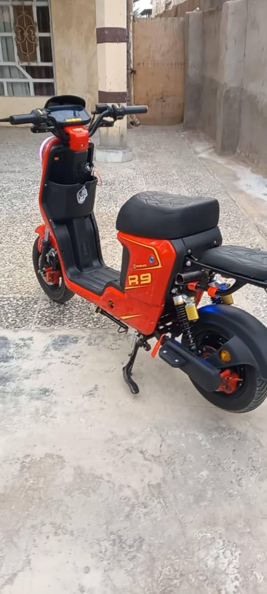 سلام عليكم دراجه شحن نوع R9 سرعه حقيقي 60 ملف 1500 و 5 بطاريات كبار مو زغار تمشي 20 كيلو متر
كفاله عامه مديل 26
صارله شهر من مطلعه من المعرض 
سعر 600 وبيه مجال حك الجيه 
المكان كربلاء ناحيه الخيرات
الرقم ***********
