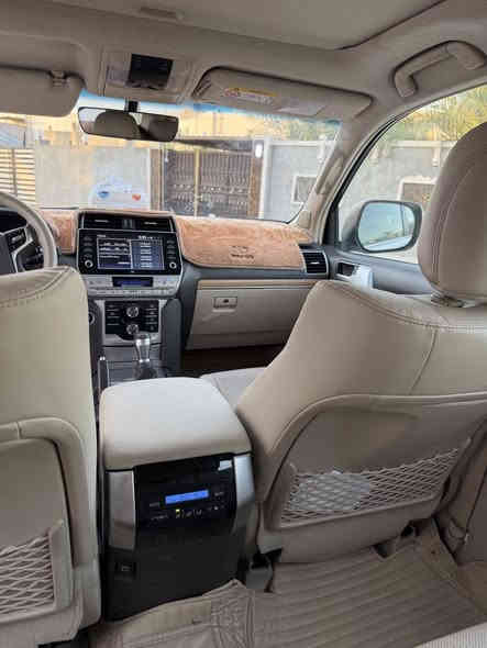 تويوتا برادو 2022 VX6 باب اول 
بنزين 4.0 لتر 6 أسطوانات
ودفع رباعي.
أبرز ميزات الراحة والفخامة:
مقاعد جلدية مبردة.
ثلاجة وسطية.
نظام ملاحة ونظام
صوتي متطور.
تحكم خلفي في التكييف.
كاميرات محيطية (360 درجة).
التصميم الخارجي: تصميم قوي، مصابيح LED
وجنوط مقاس 18 إنش. السعر490$
ماشية السيارة 168الف كيلو متر
***********
*********** بغداد
