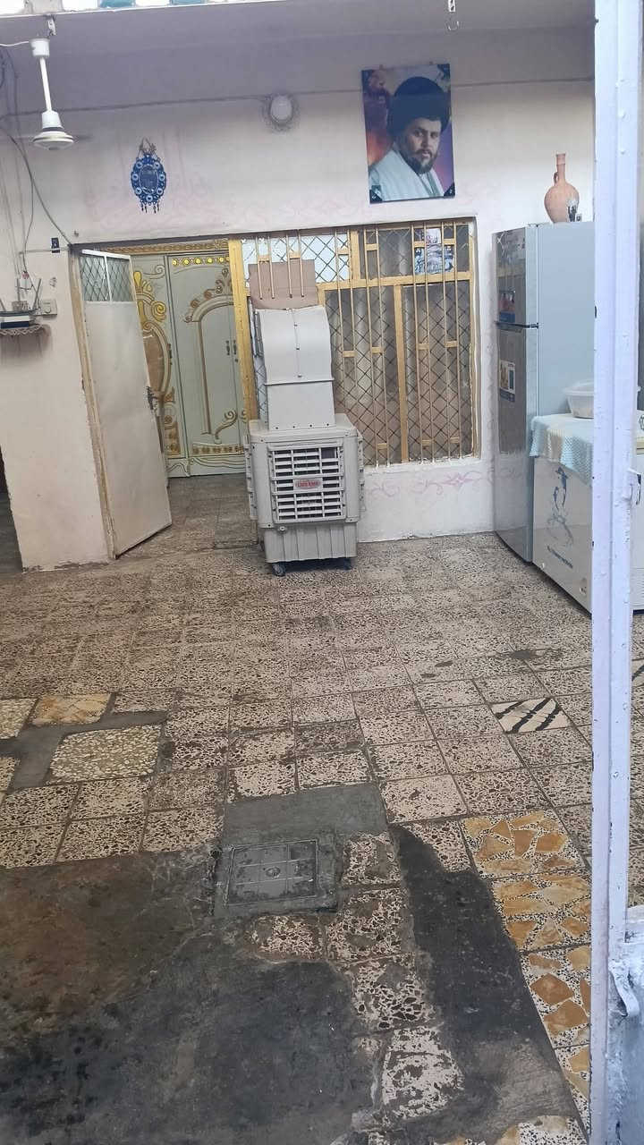 سلام عليكم بيت لل بيع طابو صرف بغداد مدينه الصدر قطاع 61 بضهر جامع رسول بيت 144 تفاصيل البيت خاص او تصال *********** او *********** وبل خدمه
