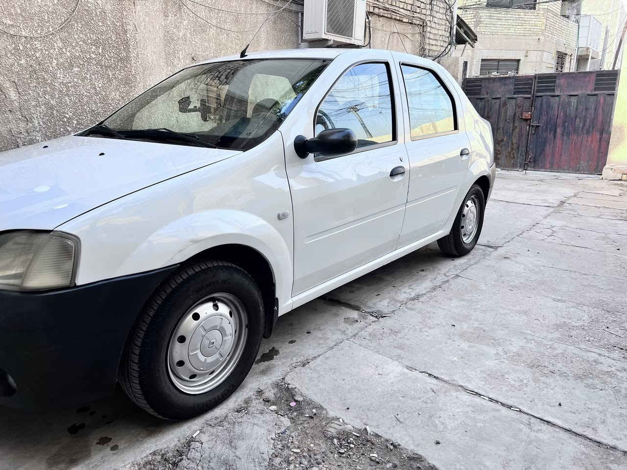 السلام عليكم
رينو لوكان 2009
سيارة نظيفة وبدون ضربة  بيها رصعات بسيطة 
ترايك وين متريد 
السعر 60 ورقة وبيها مجال بسيط جداً 
***********
