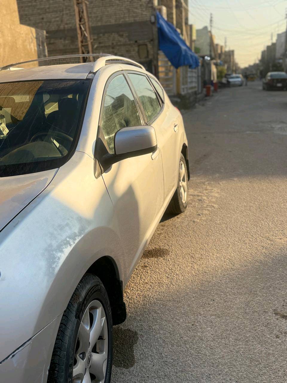 السيارة معروضة للبيع من نوع نيسان روج، لونها فضي. تحتاج إلى بعض التصليحات في الهيكل الخارجي مثل الصبغ والمعجون في بعض المناطق. الداخلية نظيفة والمقصورة بحالة جيدة. السيارة مناسبة للمدينة ولمن لديه القدرة على إتمام التصليحات اللازمة.