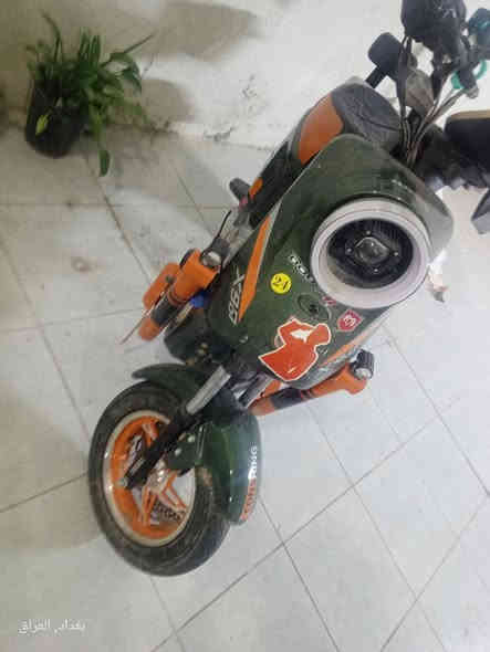 السلام عليكم  
للبيع: دراجة شحن نوعX900
الدراجة جديدة ماشية 30كيلو 
الدراجة نضيفة 
الموصفات
هورن
ضوة عالي ناصي رماش 
اشاير يمنة يسرى رباعي
السرعة 70حقيقي
عداد 119
نوع التشغيل عدد البصمة 2
اسويج2
اضافة اإلى بصمة جوة الشاشة 
مكان شحن يواسبي
اربع نمر 
بالاضافة الى نشر ضوئية وية البريك تنبيه سرقة قفل فتح تشغيل عن بعد مداسات  الدراجة 5باتري الكبار  ويل برتقالي تچوة الراكب الثاني الدراجة بيها مكان تخزين چكنچة السعر 500الف دينار الرقم 
***********
