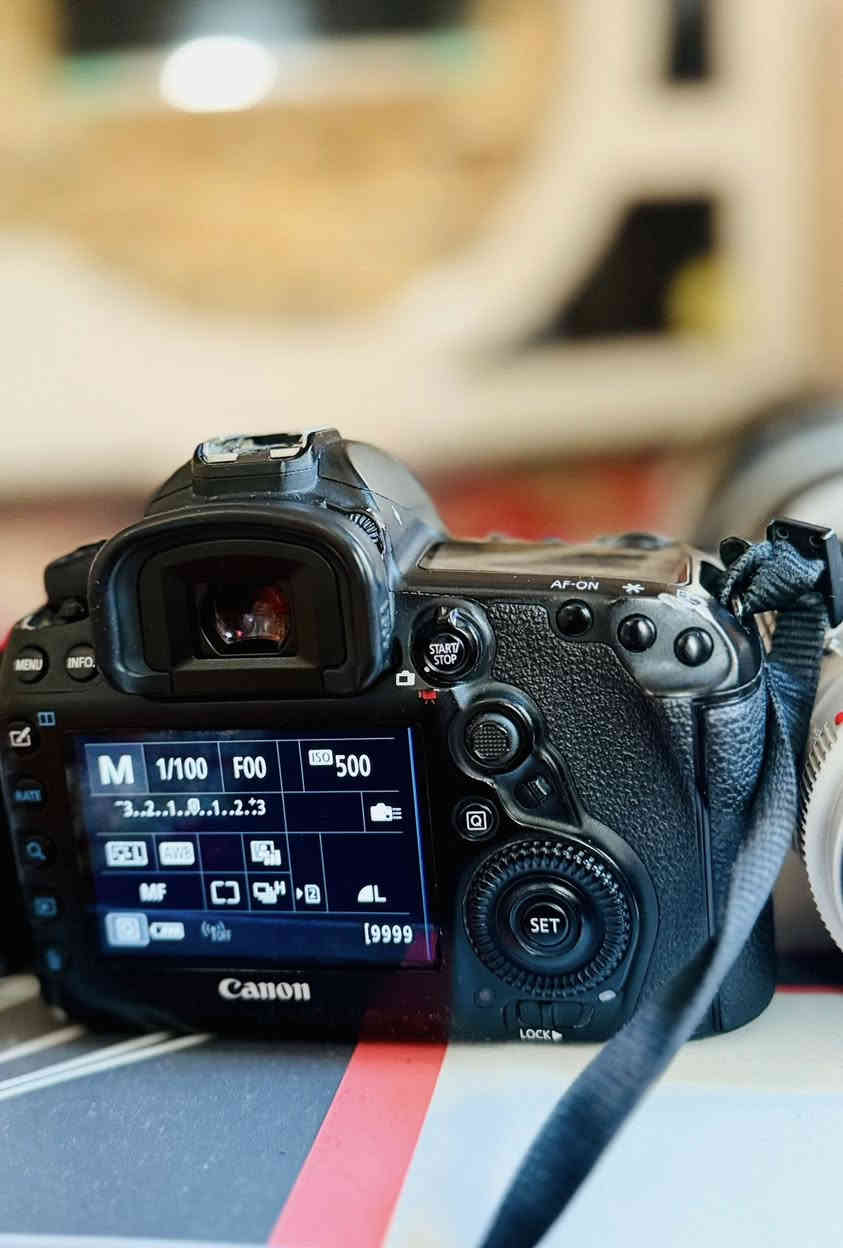 السلام عليكم
فايف دي مارك فور +عدسه 70/200 (إصدار ثالث) #سعر_خياليي🔥 
النضافه كما موضح بصور مستعجل عليها شراي خاص
او الاتصال *********** مكاني بابل مسيب لايوجد توصيل
